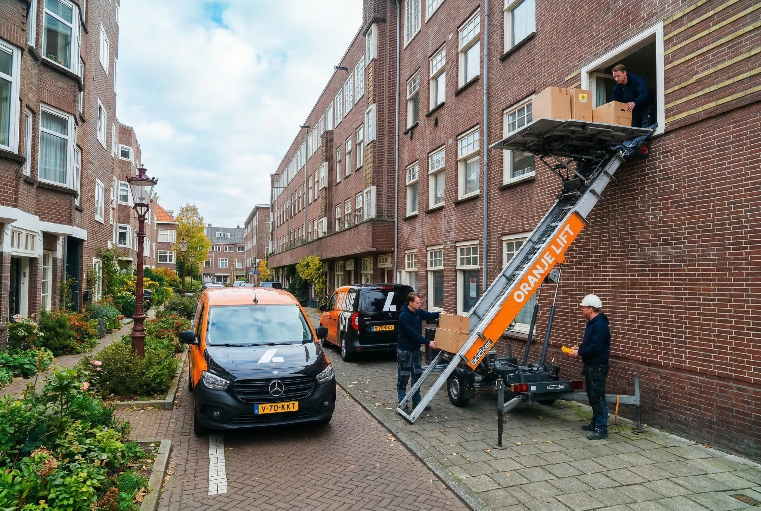 Aanhangerlift geplaatst in een smalle straat in Heerhugowaard